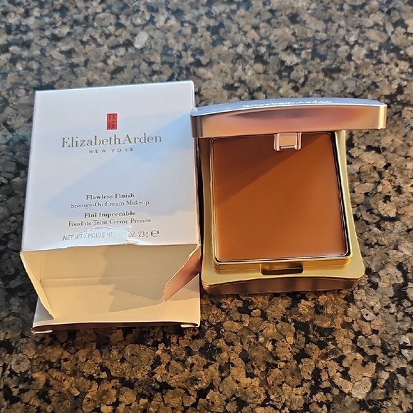 Elizabeth Arden Cream Sponge-On Foundation Compact in Shade Cocoa14 - Picture 4 of 5